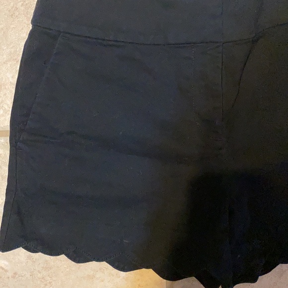 Size 4 scalloped bottom shorts - Picture 3 of 3